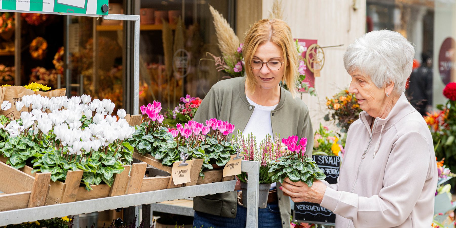 Gemeinsame Auswahl von Blumen am Blumenstand
