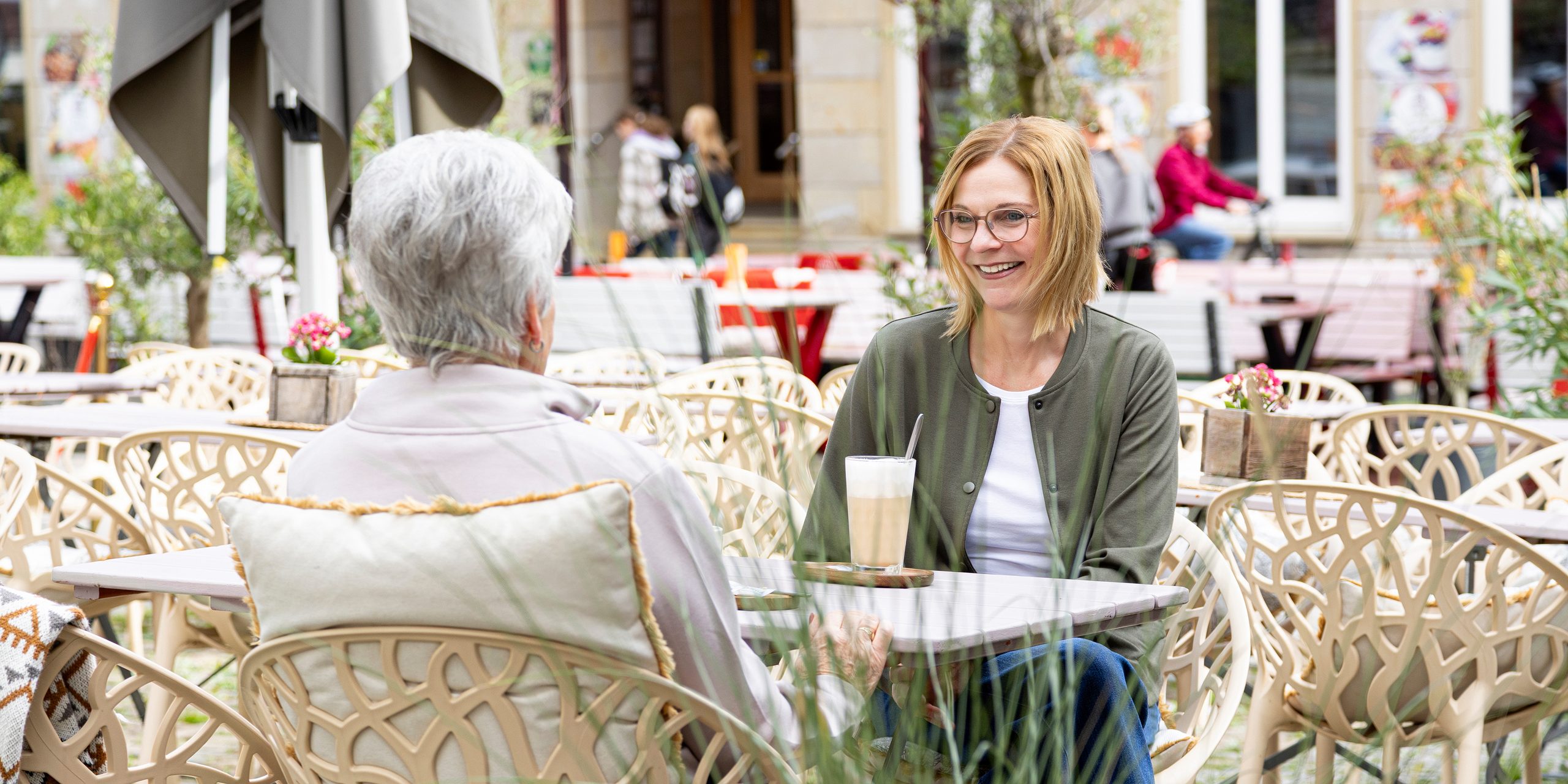 Christiane Hermes im Gespräch mit einer Seniorin im Straßencafé
