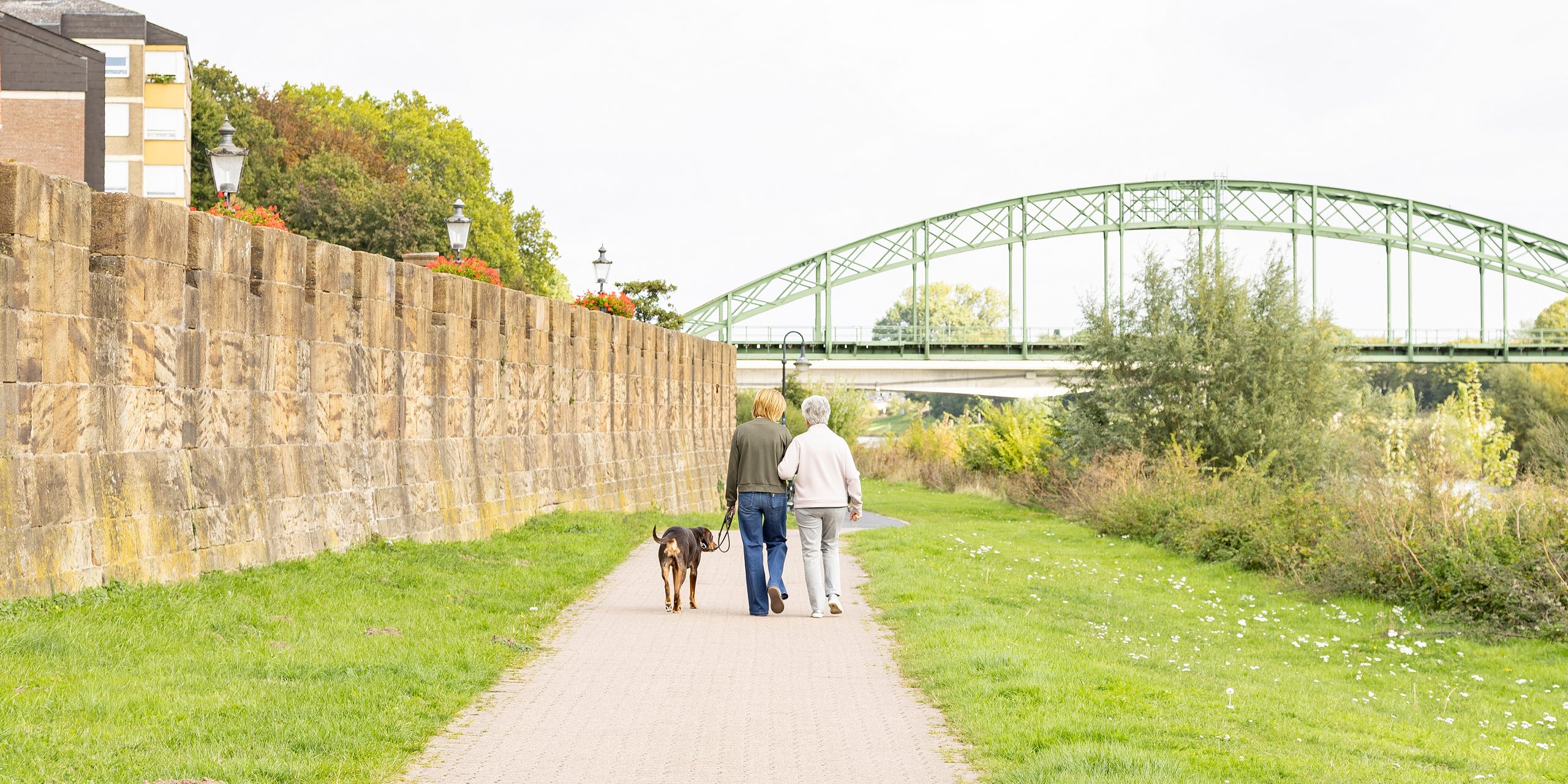 Gemeinsamer Spaziergang an der Weser in Minden